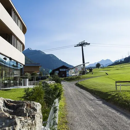 Arlmont 4 Stern Superior Hotell